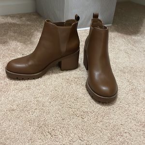 Size 7.5 Brown Xappeal Boots